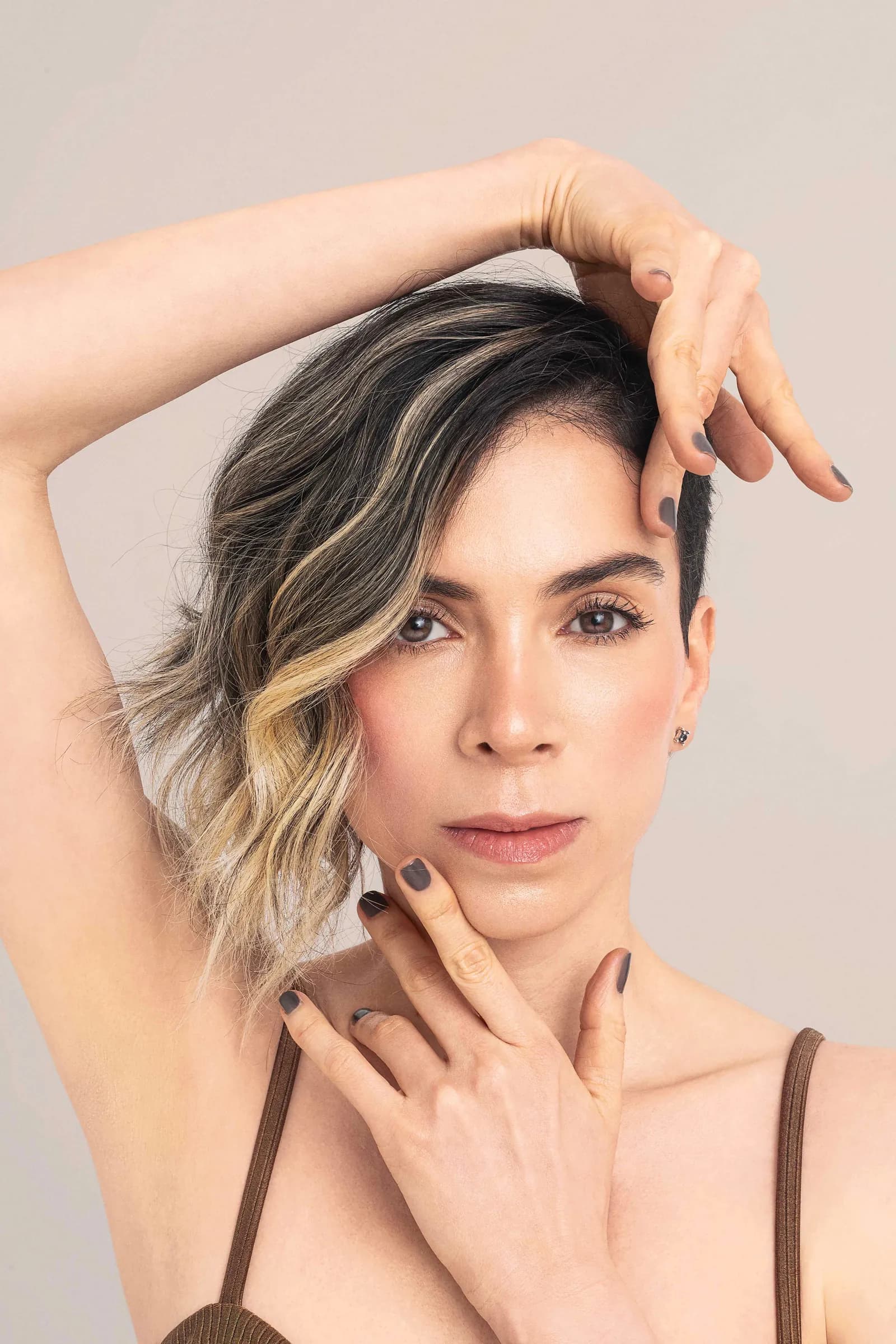 Especialista de Clínica Ohmio realizando valoración facial con espejo de mano a paciente